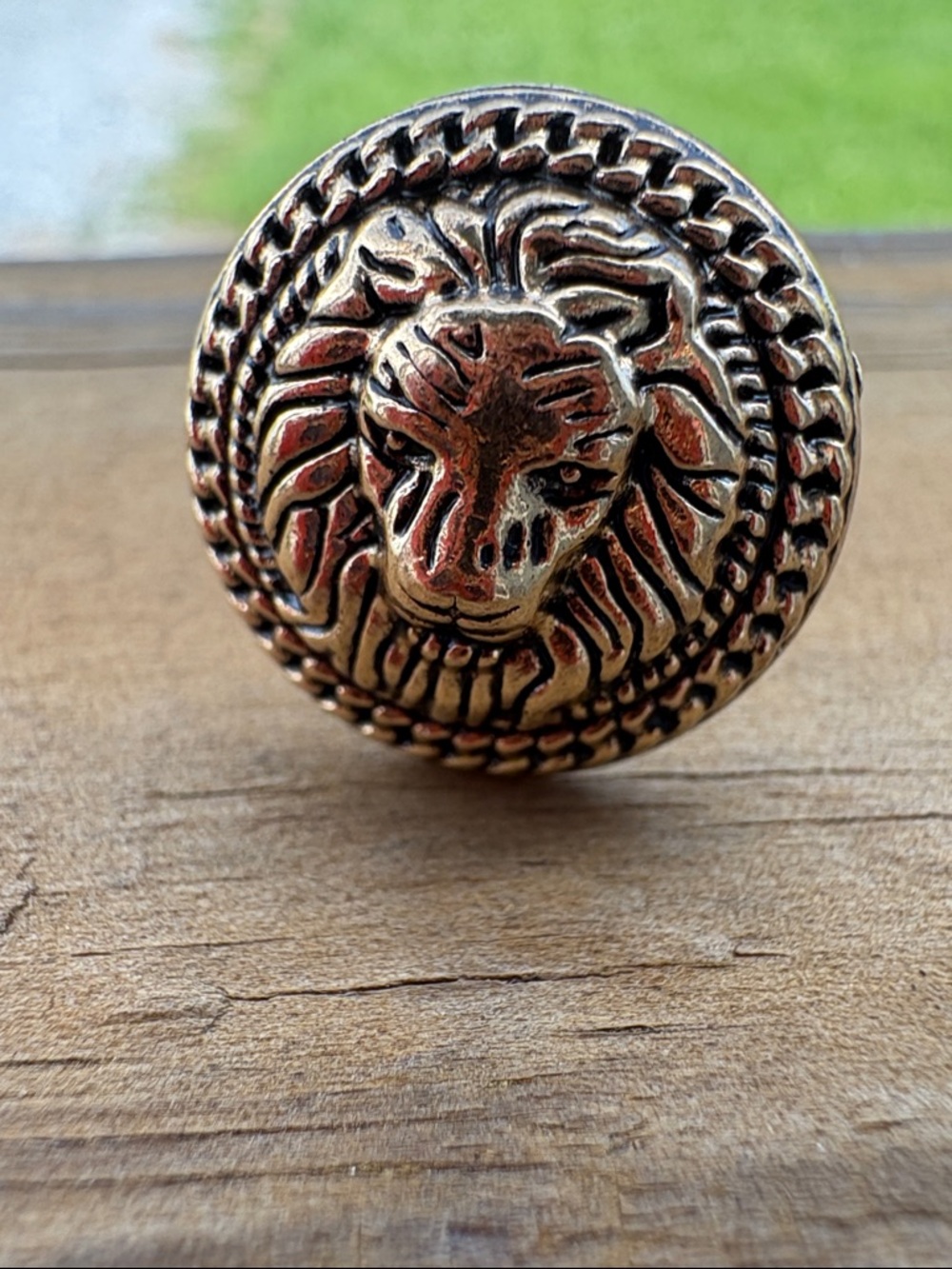 Lion Head Round